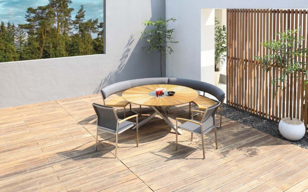 2021_onyx_bank_-_oryx_tisch_-_setax_sessel_a Bank Onyx und 2 Sessel Setax am Oryx Tisch von Zebra auf einer Holzterrasse mit Sichtschutzzaun